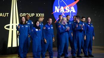 Astronautas estadounidenses se graduaron junto a dos emiratíes durante una ceremonia en el Johnson Space Center de la Nasa. Foto: AFP