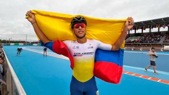 El antioqueño Emanuel Ramos Mosquera celebra con la bandera de Colombia su primer oro en los World Skate Games en Paraguay. FOTO CORTESÍA FEDEPATIN 
