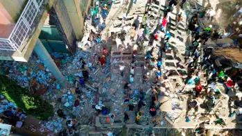 Estas son algunas de las imágenes que ha dejado el terremoto en Colombia, en Pereira varios edificios quedaron reducidos a escombros. FOTO MANUEL SALDARRIAGA 