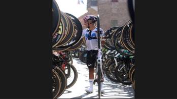 El ciclista colombiano Nairo Quintana en el pasillo hecho por sus rivales en el Giro de Emilia, última competencia del boyacense, que se retira del ciclismo profesional, tras 17 años de carrera. FOTO: Tomada de X @Movistar_Team