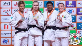 La colombiana Brenda Olaya, tercera de izquieda a derecha con su medalla de bronce, lograda en el Grand Prix celebrado en Perú. FOTO CORTESÍA COC