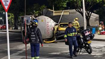 Bomberos de Bello llegó cerca de la medianoche a atender la emergencia y aún se encuentran en labores de limpieza. Foto: cortesía.