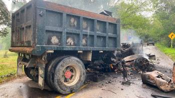 Desde esta volqueta lanzaron los cilindros-bomba contra la base militar en Arauca, situación que ocasionó la suspensión de los diálogos de paz con el ELN en septiembre. FOTO cortesía