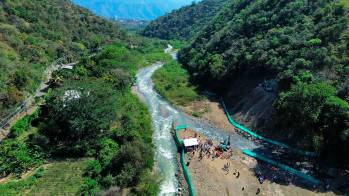 El reinicio de la obra se oficializó este lunes en un acto realizado en la orilla del río Tonusco, en dónde se arrancó con la excavación de un primer túnel de un kilómetro de dicho segmento via. FOTOS Manuel Saldarriaga