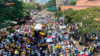 Así se vio la marcha en Medellín. Fueron varias movilizaciones en contra del gobierno de Gustavo Petro en más de 20 ciudades de Colombia y en varios puntos del exterior. Foto: Manuel Saldarriaga