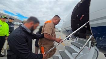 Geovany Andrés Rojas (“Araña”) abordó el avión de la DEA el 25 de septiembre de 2026. FOTO: CORTESÍA DE LA POLICÍA.