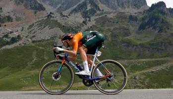 El corredor Chris Harper del Team Jayco AlUla, no pudo tomar la partida en la etapa 16 del Tour de Fancia por dar positivo por covid-19, FOTO TOMADA @LETOUR