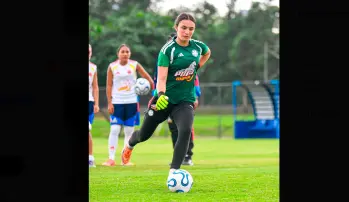 La arquera Sofía Prieto, quien ha sacado su arco en cero en los últimos tres partidos del Sudamericano, espera lograrlo ante Venezuela. FOTO FCF 