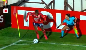 Este es el momento en el que la juez de línea Leslie Vásquez, de Chile señala que la pelota sigue en juego en la acción de Francisco Chaverra, para el tercer gol del DIM en Cusco. FOTO PANTALLAZO