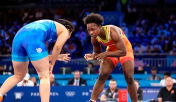 La colombiana Tatiana Rentería de uniforme rojo, está en semifinales de la lucha olímpica y busca su paso para disputar el oro. FOTO CORTESÍA COC