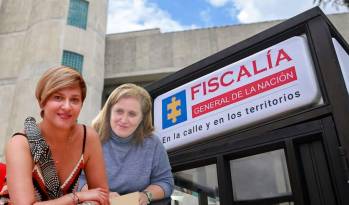 La española Eva Ferrer (derecha) acusó a Verónica Alcocer, exprimera dama, de presuntamente transportar armas y drogas en un avión oficial durante el gobierno de Gustavo Petro. Fotos: Colprensa.