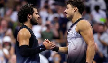 El español Carlos Alcaraz cayó en los cuartos de final del US Open ante el local Ben Shelton que ahora se medirá ante Frances Tiafoe en semifinales. FOTO TOMADA X USOPEN