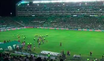 El partido entre el Deportivo Cali y el América se suspendió por varios minutos, por disturbios en las tribunas. FOTO PANTALLAZO