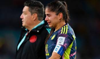 La antioqueña Catalina Usme llorando tras el final del duelo ante Inglaterra, en el que Colombia se despidió del Mundial. FOTO TOMADA @FIFA
