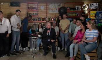 Desde una tienda de Medellín el expresidente Uribe da sus declaraciones sobre las versiones entregadas por Monsalve, testigo en el proceso judicial que cursa en su contra. FOTO Captura de video