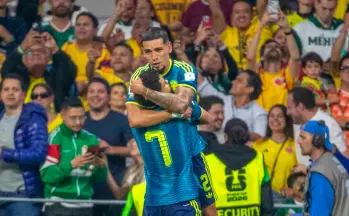 Daniel Muñoz celebra con Luis Díaz el primer gol ante Uzbekistán, que abrió el camino de la victoria de Colombia en el debut del Mundial de Norteamérica. FOTO JUAN ANTONIO SÁNCHEZ 