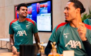 A su llegada al entrenamiento el colombiano fue recibido por el holandés, Virgil van Dijk, quien inició la celebración del cumpleaños para Luis Díaz. FOTO TOMADA @LFC