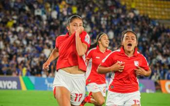 Las jugadoras de Santa Fe no podrán usar El Campín para el duelo de ida de la final de la Liga Femenina, y la Dimayor anunció que el partido se jugará en Tunja. FOTO TOMADA X@LeonasSantaFe