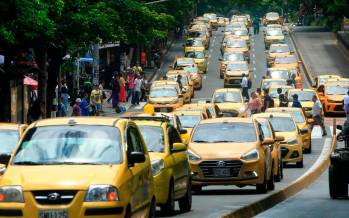 La movilización de taxistas en Medellín y otros municipios del Valle de Aburrá transcurre desde esta mañana sin problemas de orden público reportados. FOTO Camilo Suárez