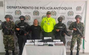 El capturado y el material de guerra incautado fueron puestos a disposición de las autoridades competentes. FOTOS Cortesía