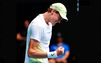 El italiano Jannik Sinner disputará la final del Abierto de Australia, es el campeón defensor y el domingo se medirá ante el alemán Alexander Zverev. FOTO TOMADA @janniksin