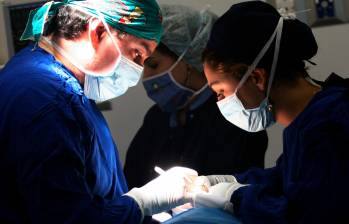 En la vasectomía se sellan o atan los conductos para evitar el paso de espermatozoides. El deseo sexual, la erección y eyaculación siguen intactos. FOTO EL COLOMBIANO