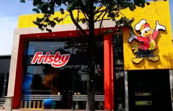 La reconocida cadena de restaurantes colombiana Frisby S.A. BIC, famosa por su icónico “pollito” y el eslogan “Nadie lo hace como Frisby lo hace”, enfrenta un desafío legal por su marca en Europa. FOTO: CORTESÍA FRISBY COLOMBIA
