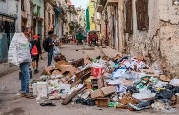 La escasez de recursos y combustible ha provocado la acumulación de basura en barrios de La Habana, reflejo del deterioro de los servicios públicos en Cuba. FOTO: X @JL_Spartan