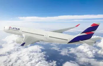 Las aerolíneas anunciaron topes tarifarios y medidas de flexibilización para pasajeros afectados por las alteraciones ocasionadas por el terremoto. FOTO: LATAM vía X.