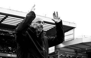 El sueco Sven Gorak Eriksson, exseleccionador de Inglaterra durante su homenaje en Anfield, cuando dirigió en un amistoso al Liverpool. FOTO TOMADA @LFC