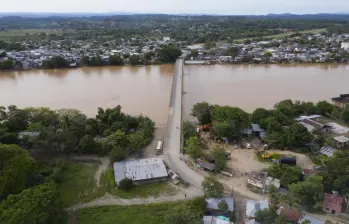 El dominio de organizaciones armadas como El Clan del Golfo y las Farc es tan fuerte que están prohibiendo el tránsito de personas después de las 6:00 p. m. en vías rurales y exigiendo el pago de “vacunas” equivalentes al 10 % de la producción de oro. Foto: Manuel Saldarriaga Quintero