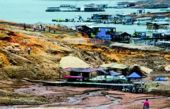 Así llegó a lucir el embalse de Guatapé en las sequías de 2021 y 2024; muchos turistas dejaron de ir. FOTO Julio César Herrera. 
