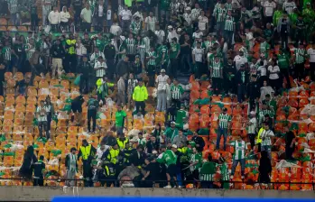 Aficionados del cuadro verde tuvieron algunos encontrones en las tribunas después del final del partido. Foto: Juan Antonio ASánchez