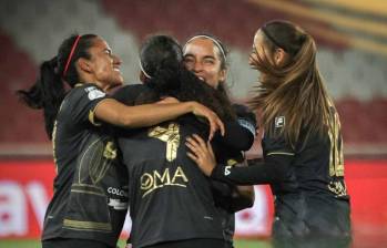Las jugadoras de Santa Fe celebran el tanto de Andrea Pérez #4, con el que el cuadro Cardenal venció 3-2 a Caracas FC en el arrranque de la Copa Libertadores Femenina en Quito. TOMADA X@LeonasSantaFe