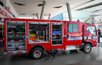 El vehículo está adaptado para labores de rescate, con carrocería de aluminio y un sistema de gabinetes de última generación. Foto: cortesía Alcaldía de Envigado.