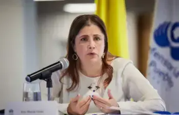En el debate, aseguró que se ha visto un incremento del reclutamiento de niñas y adolescentes mujeres, “38% el año pasado, y durante este año está subiendo encima del 40%”. Foto: Defensoría del Pueblo.