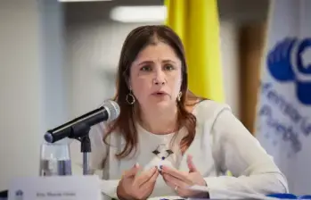 En el debate, aseguró que se ha visto un incremento del reclutamiento de niñas y adolescentes mujeres, “38% el año pasado, y durante este año está subiendo encima del 40%”. Foto: Defensoría del Pueblo.