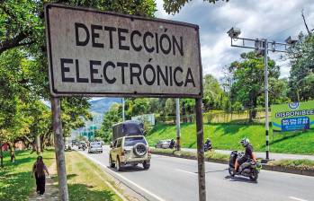 Son varios cuestionamientos por la decisión de Itagüí de mantener pico y placa en la Autopista Sur, gran causa de fotomultas. FOTO Camilo Suárez