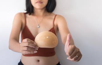Los implantes mamarios pueden causar la enfermedad de Asia. Le contamos por qué algunas mujeres se someten a la explantación de ellos. 