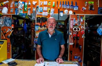 La ferretería lleva casi 35 años en manos de don Antonio, quien trabaja en el negocio mientras administra también el supermercado del pueblo. FOTO Julio César Herrera. 