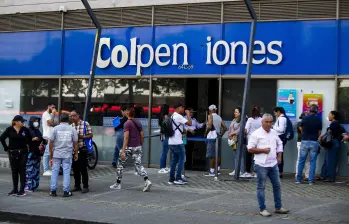 Colpensiones busca que desde los fondos privados se trasladen los ahorros de los trabajadores de alto riesgo para que el gobierno pueda cumplir con el fondo solidario prometido por Gustavo Petro. Foto: Julio César Herrera Echeverri