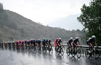 El mal tiempo sorprendió al pelotón de la Vuelta a España, cuyos corredores que bajarse después de la bici y buscar refugio ante la fuerte granizada. FOTO: GETTY