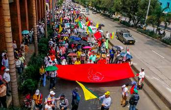 Arriba, marcha de sindicatos en la Avenida Oriental. Abajo, manifestación de al parecer venteros ambulantes. FOTO: Manuel Saldarriaga