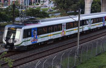 Uno de los trenes del Metro de Medellín durante su recorrido. Foto: Manuel Saldarriaga Quintero.