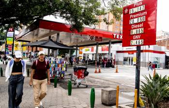 La gasolina en Medellín se vende hasta con $1.340 de diferencia. FOTO JAIME PÉREZ.
