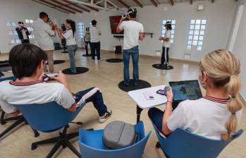 El Colegio Londres de Sabaneta, fundado hace 34 años, implementó tecnologías como la realidad virtual y la realidad aumentada para dictar algunas de sus clases. FOTO Manuel Saldarriaga