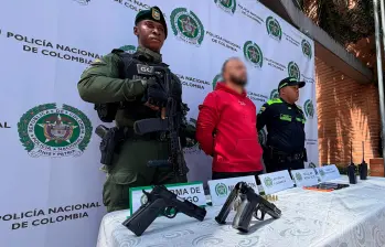 En el allanamiento que se hizo en una casa de la comuna 8, además de la captura de “Huelillo”, las autoridades incautaron dos armas de fuego y munición. FOTO: POLICÍA