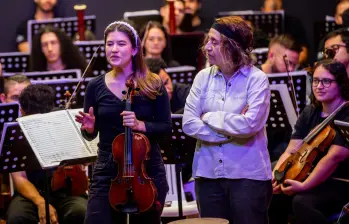 Elisa, del municipio de Jardín, toca la viola y forma parte de los 52 músicos que fueron seleccionados en audiciones a ciegas para la Orquesta Departamental de Antioquia. FOTO: CAMILO SUÁREZ