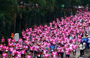 Participantes de diferentes edades y lugares del país se dieron cita en el Parque de las Luces para tomar la partida en la Carrera de las Rosas. FOTO MANUEL SALDARRIAGA