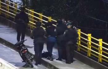 La mujer fue auxiliada por un grupo de GOES cuando se encontraba en un puente de Apartadó. Foto: captura de video.